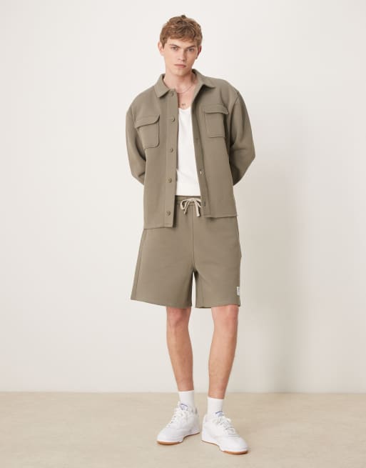 ASOS DESIGN - Pantaloncini oversize con toppa e orlo grezzo kaki in coordinato