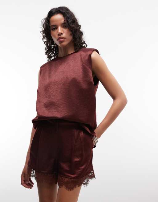 ASOS DESIGN - Coordinato sartoriale in raso marrone con t-shirt oversize e pantaloncini con applicazione in pizzo, 2 di 3