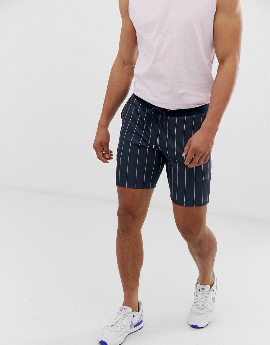 ASOS DESIGN - Pantaloncini skinny corti in tricot di poliestere blu navy gessati in coordinato
