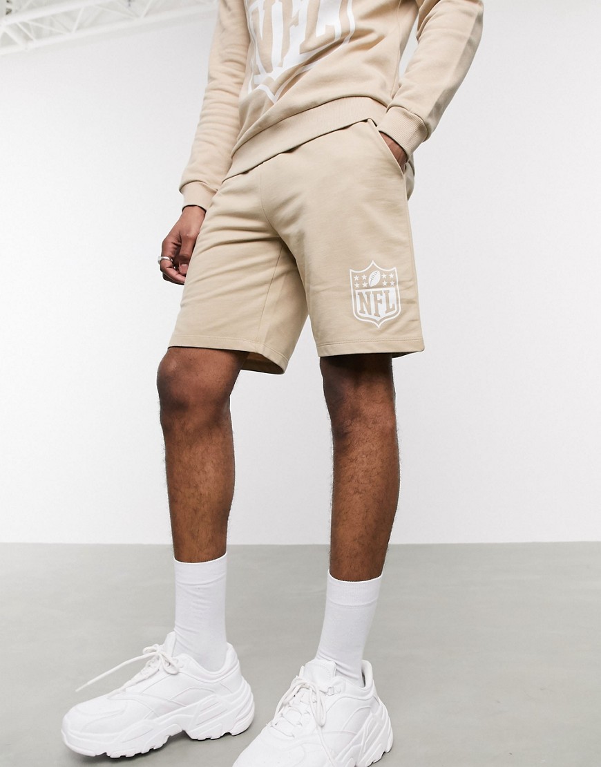 ASOS DESIGN - Pantaloncini skinny in jersey beige con logo NFL in coordinato