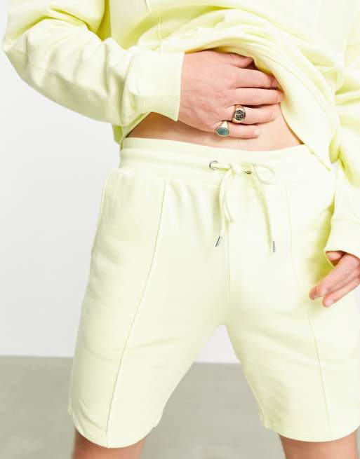 ASOS DESIGN - Pantaloncini slim gialli in jersey con pinces in coordinato, 3 di 4