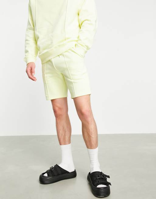 ASOS DESIGN - Pantaloncini slim gialli in jersey con pinces in coordinato, 4 di 4