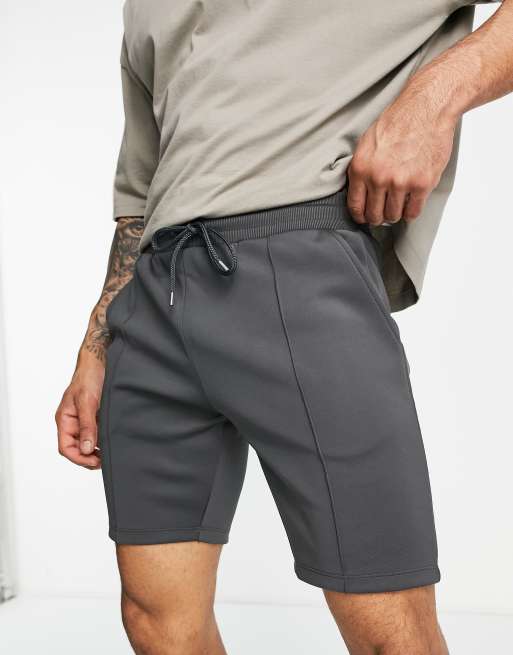 ASOS DESIGN - Pantaloncini slim in tessuto scuba antracite con plissettatura