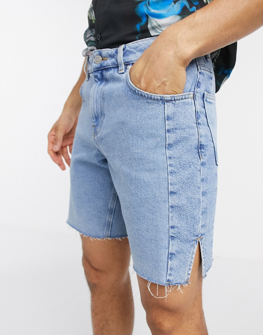 ASOS DESIGN - Pantaloncini slim lavaggio blu medio con pannello cut and sew e fondo grezzo