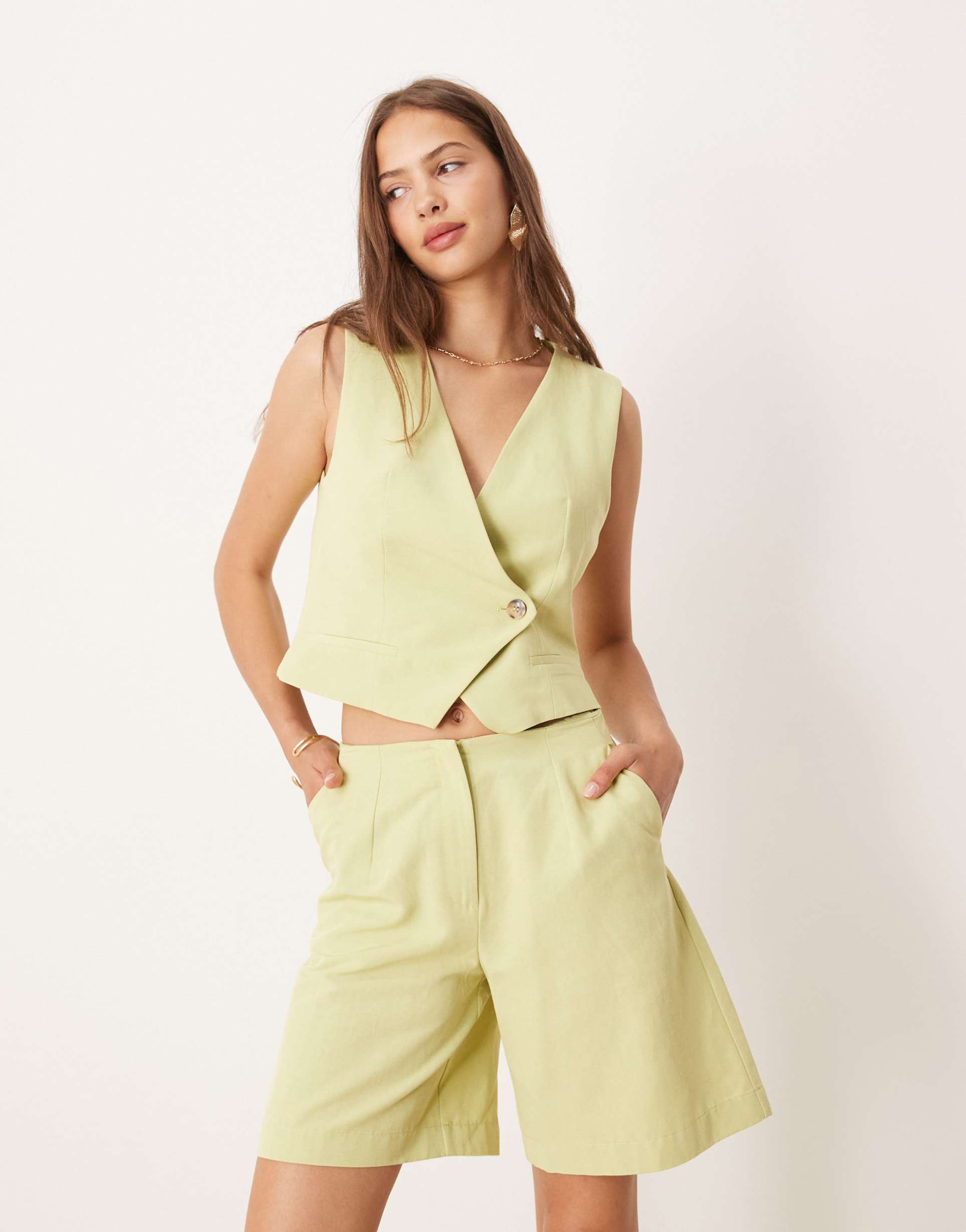 ASOS DESIGN - Pantaloncini stile bermuda minimal in misto lino verde in coordinato