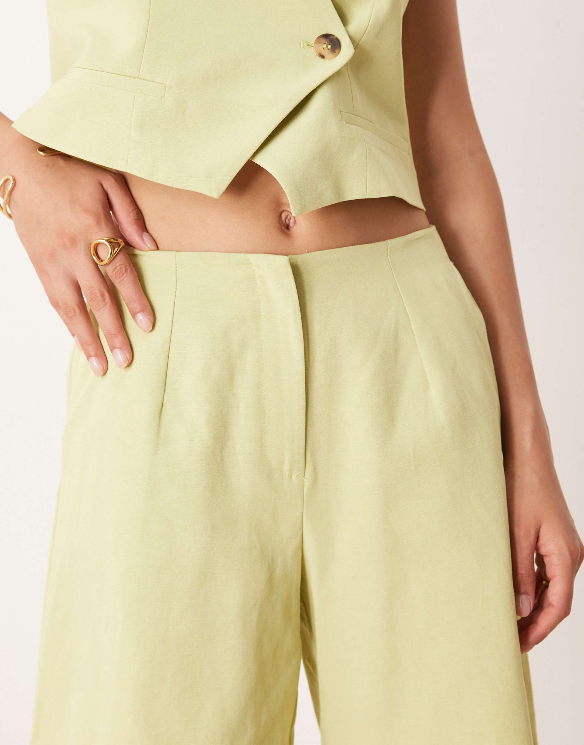 ASOS DESIGN - Pantaloncini stile bermuda minimal in misto lino verde in coordinato