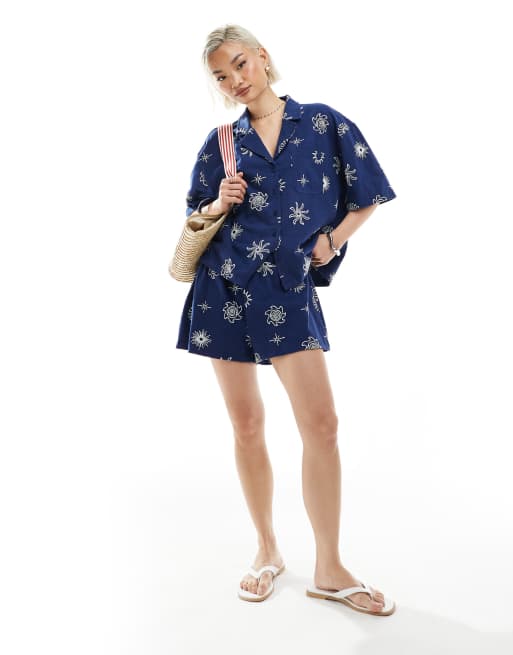 ASOS DESIGN - Pantaloncini stile boxer color blu navy con ricamo ispirato al solstizio in coordinato