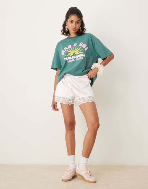 ASOS DESIGN - Pantaloncini taglio comodo in raso color crema con fondo in pizzo