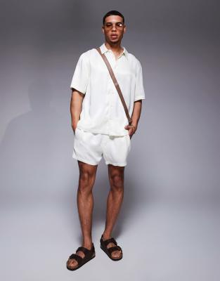 ASOS DESIGN - Pantaloncini taglio corto color panna in raso in coordinato
