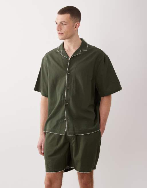 ASOS DESIGN - Pantaloncini taglio corto verdi con ricamo in coordinato