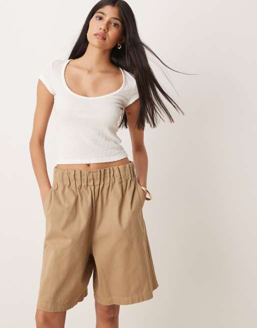ASOS DESIGN - Pantaloncini taglio lungo beige con vita arricciata