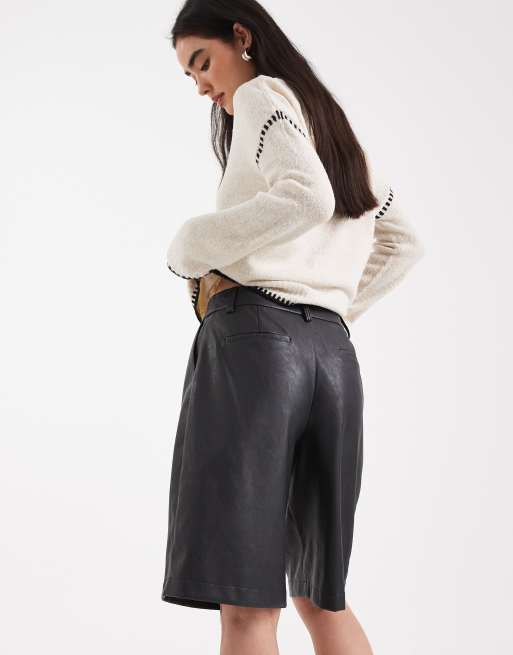 ASOS DESIGN - Pantaloncini taglio lungo blu navy in pelle sintetica, 4 di 5