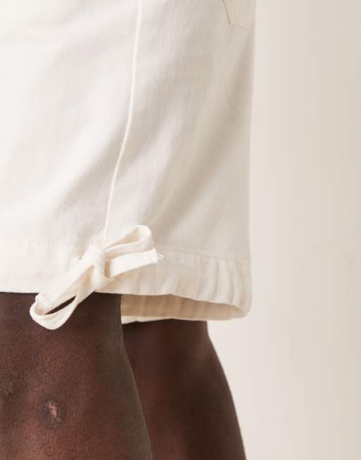 ASOS DESIGN - Pantaloncini taglio lungo écru con pieghe, 5 di 5