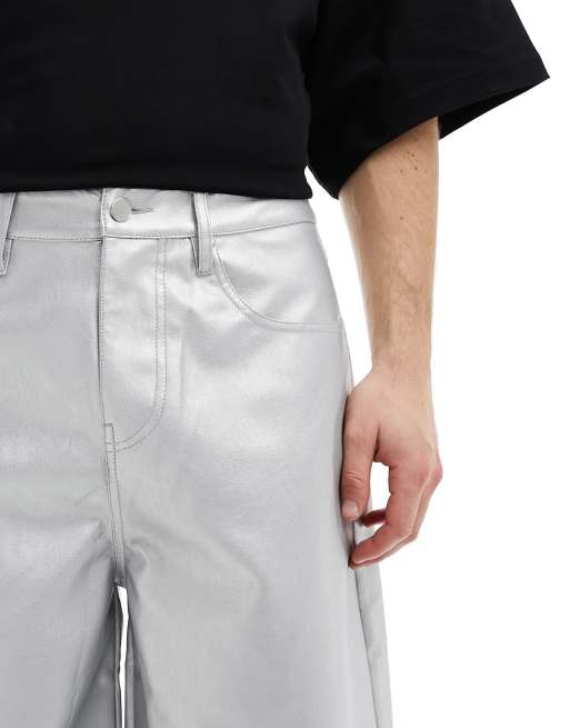 ASOS DESIGN - Pantaloncini taglio lungo in pelle sintetica argento metallizzato, 5 di 5