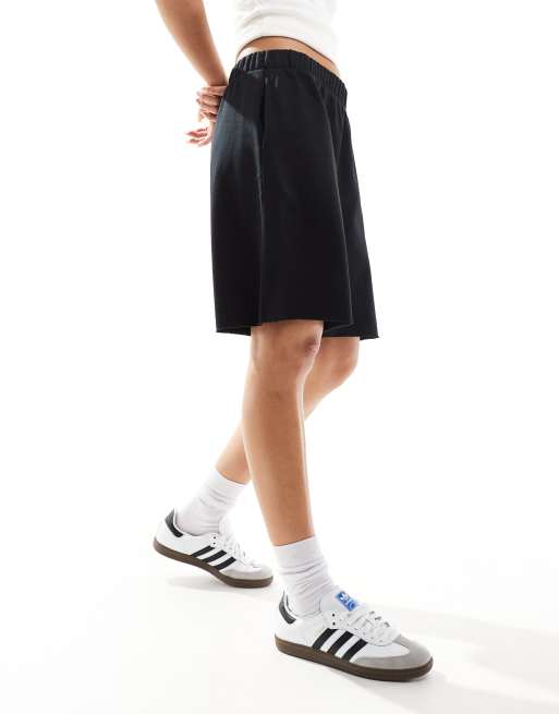 ASOS DESIGN - Pantaloncini taglio lungo nero slavato con fondo grezzo