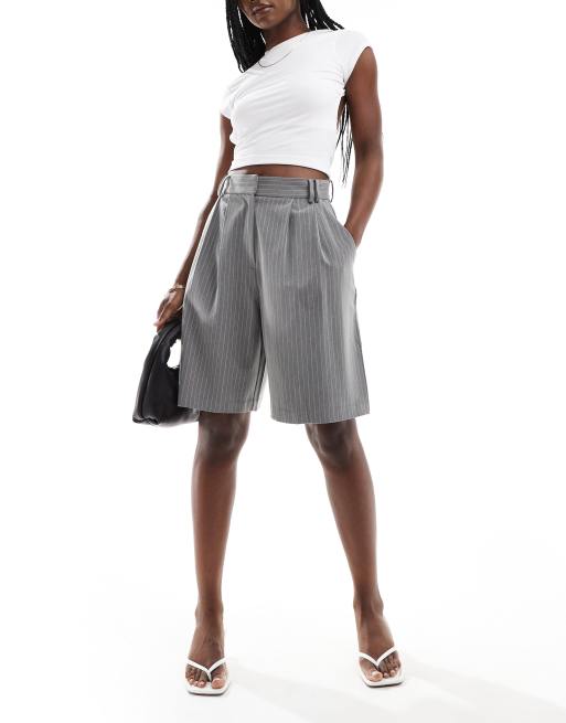 ASOS DESIGN - Pantaloncini taglio lungo sartoriali grigi a righe