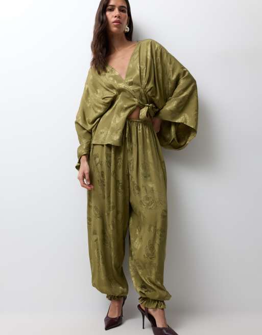 ASOS DESIGN pantalone balloon oversize jacquard con dettaglio volant in verde oliva, 1 di 5