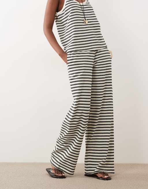 ASOS DESIGN - Pantalones a rayas monocromáticas de pernera ancha de punto texturizado (parte de un conjunto), 2 de 5
