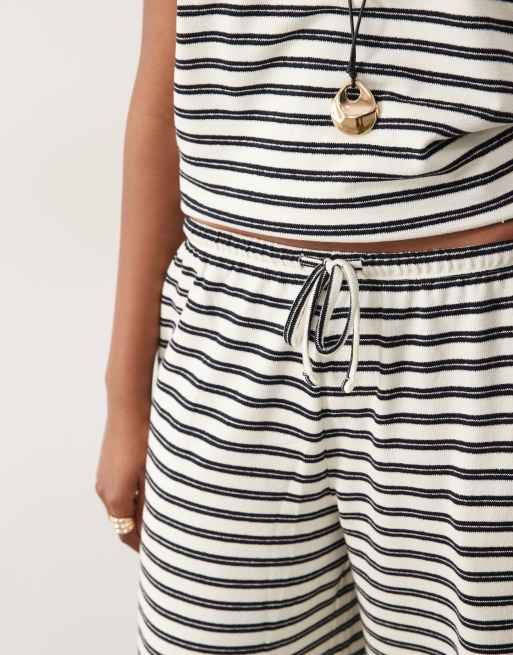ASOS DESIGN - Pantalones a rayas monocromáticas de pernera ancha de punto texturizado (parte de un conjunto), 4 de 5