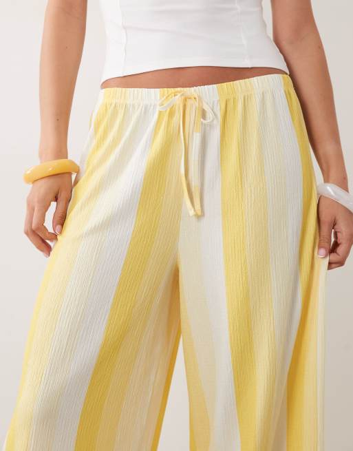 ASOS DESIGN - Pantalones a rayas verticales amarillas de pernera ancha de tejido texturizado (parte de un conjunto), 3 de 5