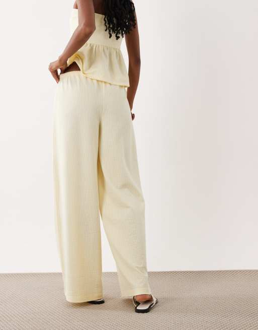 ASOS DESIGN - Pantalones amarillo pastel de pernera ancha a rayas pequeñas (parte de un conjunto), 2 de 5
