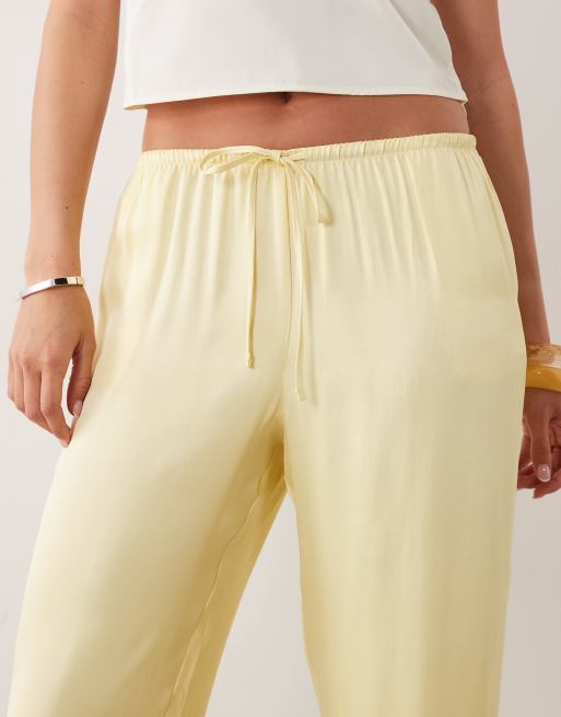 ASOS DESIGN - Pantalones amarillo pastel de pernera ancha sin cierres de satén, 3 de 5