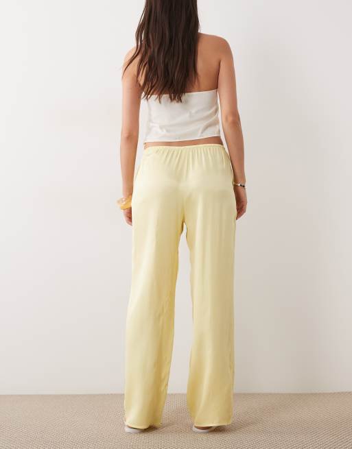 ASOS DESIGN - Pantalones amarillo pastel de pernera ancha sin cierres de satén, 4 de 5