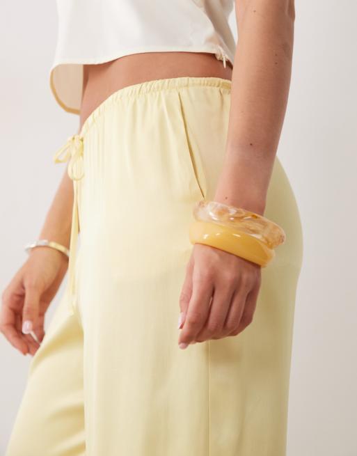 ASOS DESIGN - Pantalones amarillo pastel de pernera ancha sin cierres de satén, 5 de 5
