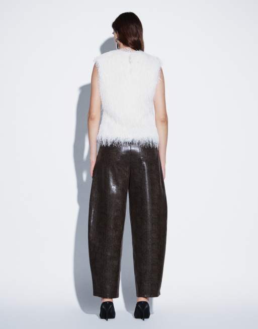 ASOS DESIGN pantalones barrel con efecto cocodrilo y estampado de serpiente marrón, 5 de 5