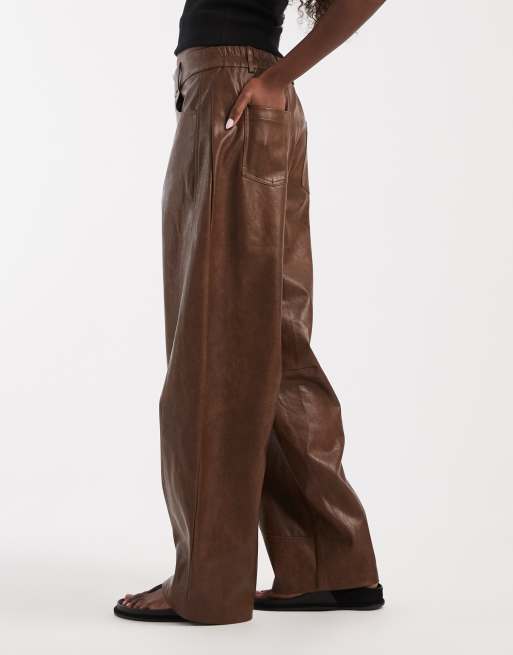 ASOS DESIGN Pantalones barrel de efecto piel en marrón claro, 3 de 5