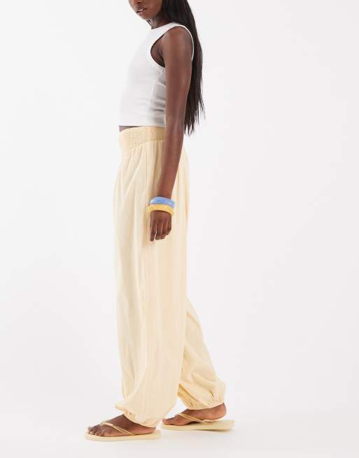 ASOS DESIGN - Pantalones beis fruncidos de corte globo de mezcla de lino (parte de un conjunto), 3 de 5