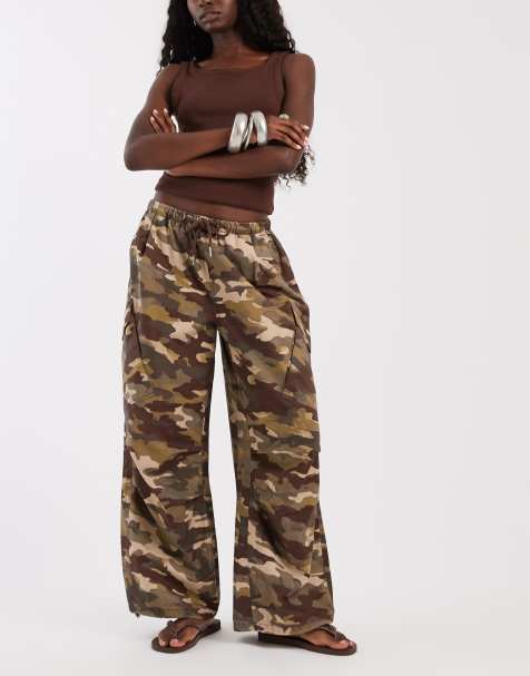 ASOS DESIGN - Pantalones cargo con estampado de camuflaje, bolsillo y detalle de lazada - view 1