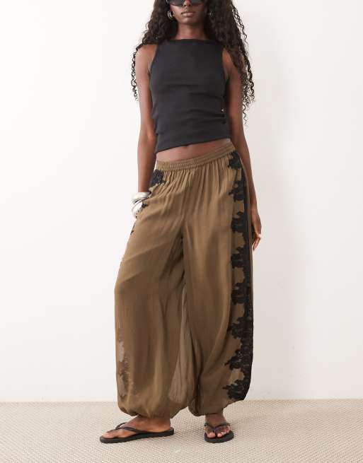 ASOS DESIGN - Pantalones con inserciones de encaje en verde oliva, 2 de 5