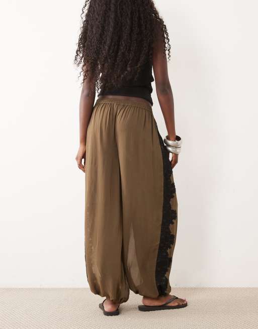 ASOS DESIGN - Pantalones con inserciones de encaje en verde oliva, 5 de 5