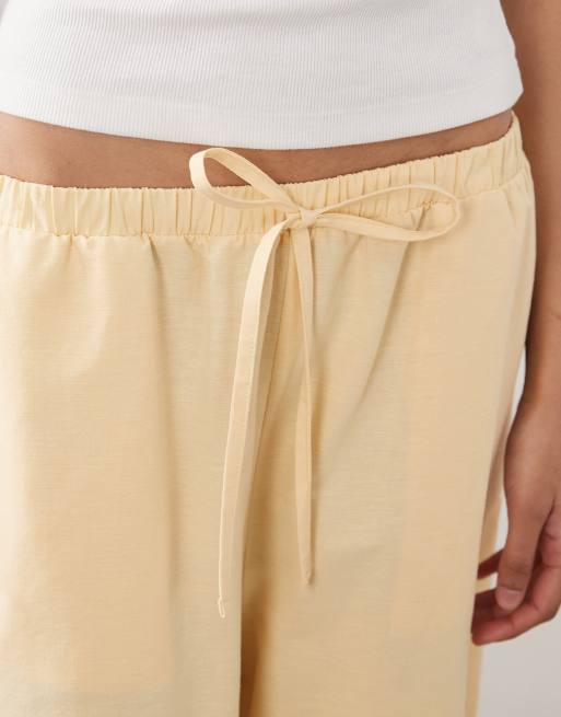 ASOS DESIGN - Pantalones cortos amarillo pastel estilo bermudas de corte alargado de lino, 3 de 5