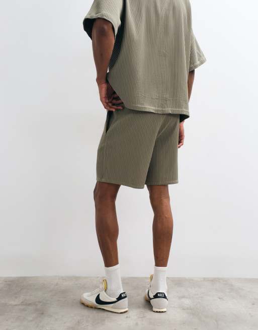 ASOS DESIGN - Pantalones cortos caquis plisados de largo medio (parte de un conjunto), 3 de 5