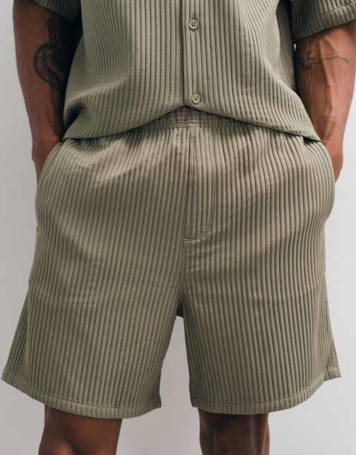 ASOS DESIGN - Pantalones cortos caquis plisados de largo medio (parte de un conjunto), 5 de 5