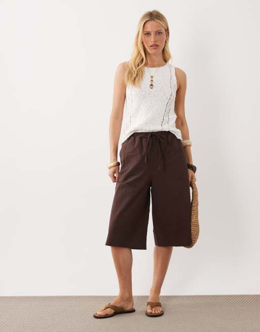 ASOS DESIGN - Pantalones cortos color chocolate estilo bermudas de corte alargado de lino