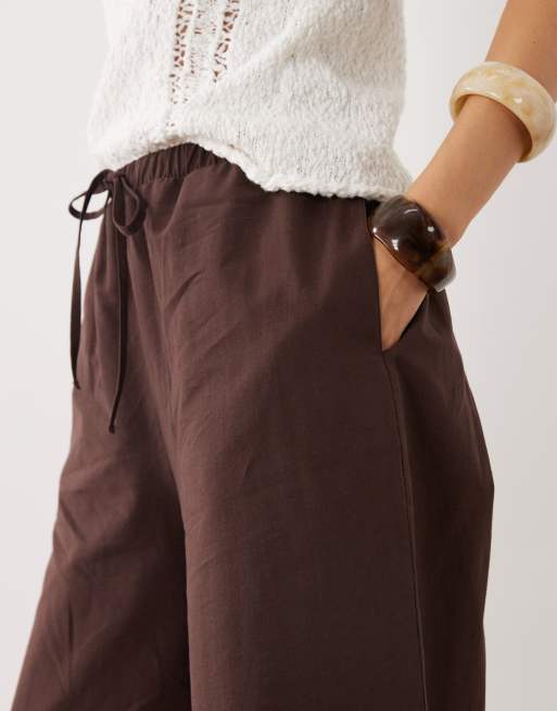 ASOS DESIGN - Pantalones cortos color chocolate estilo bermudas de corte alargado de lino, 5 de 5