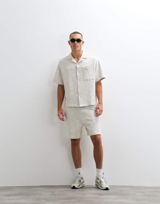 ASOS DESIGN - Conjunto color crudo de pantalones cortos y camisa extragrande con cuello de solapas de tejido texturizado, 3 de 3