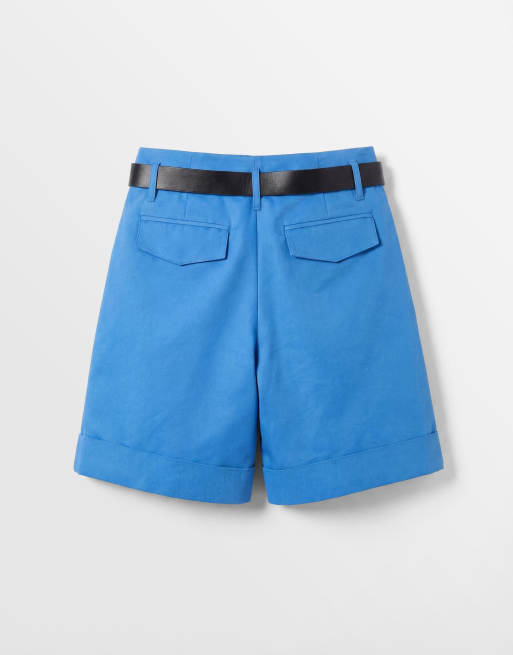 ASOS DESIGN - Pantalones cortos de sastre azul luminoso con bajos vueltos y cinturón, 7 de 9