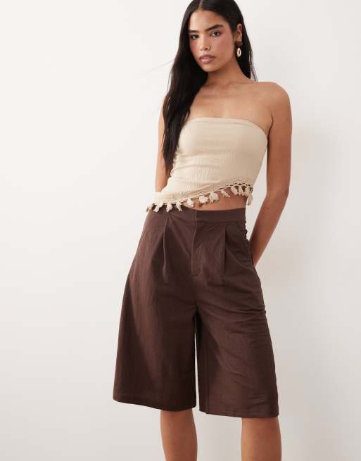 ASOS DESIGN - Pantalones cortos de sastre marrones estilo bermudas de tejido efecto lino, 3 de 5