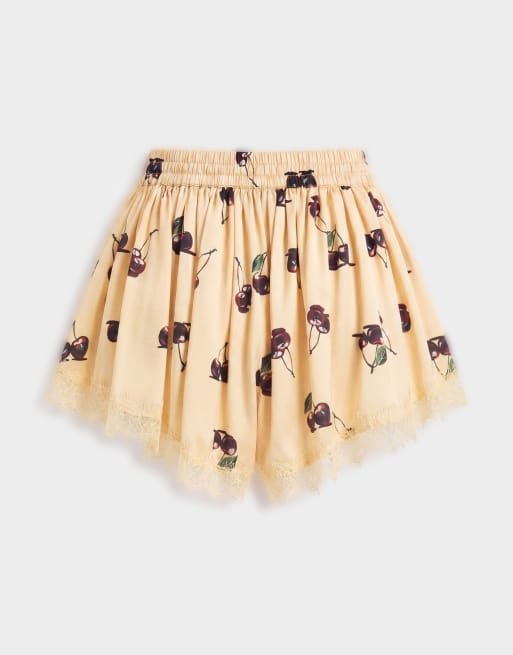ASOS DESIGN - pantalones cortos de satén con ribete de encaje y estampado de cerezas, 8 de 10
