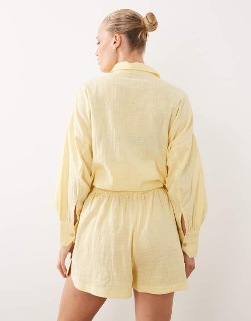 ASOS DESIGN - Pantalones cortos playeros amarillos de tejido texturizado de algodón Biarritz (parte de un conjunto), 4 de 5