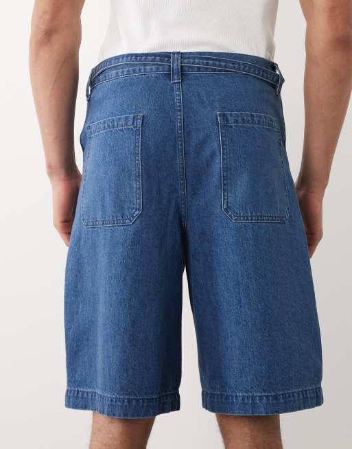 ASOS DESIGN - Pantalones cortos vaqueros azules de corte alargado suelto con lavado medio y cinturón, 5 de 5