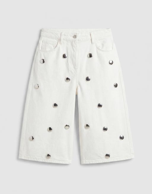 ASOS DESIGN - Pantalones cortos vaqueros blancos estilo bermudas con detalle de tachuelas plateadas, 6 de 9