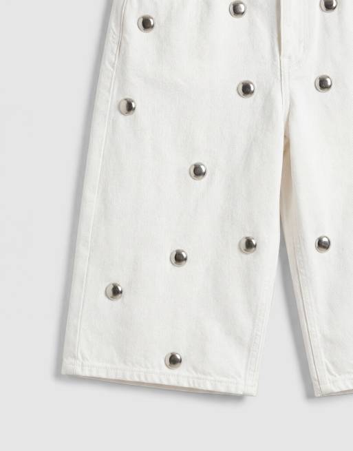 ASOS DESIGN - Pantalones cortos vaqueros blancos estilo bermudas con detalle de tachuelas plateadas, 8 de 9