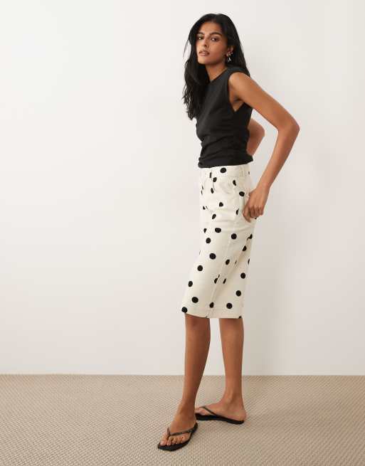 ASOS DESIGN - Pantalones cortos vaqueros color crema estilo bermudas con estampado de lunares