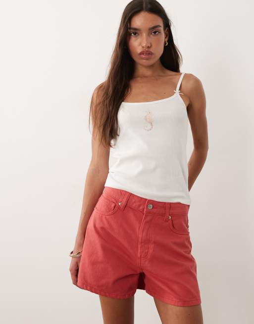 ASOS DESIGN - Pantalones cortos vaqueros rojos de corte alargado acampanado, 3 de 5