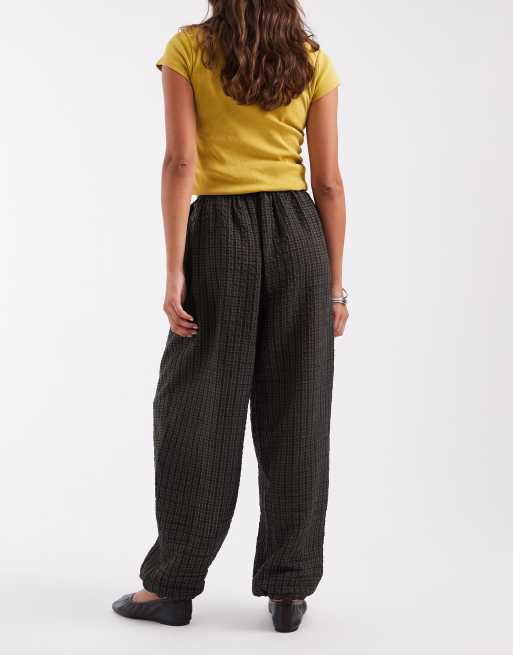 ASOS DESIGN - pantalones de conjunto de pernera balloon con bajo anudado y cuadro seersucker, 4 de 5